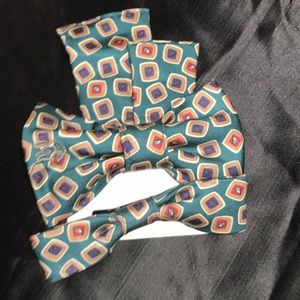Bow tie set.